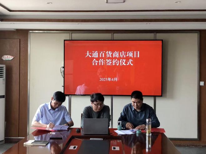 俩做的好事藏不住啦！任性大爷骑车不看灯撞车后淡定驶离！九游会j9登录【铜陵头条0414】铜陵周宇豪、凌子轩你(图6)