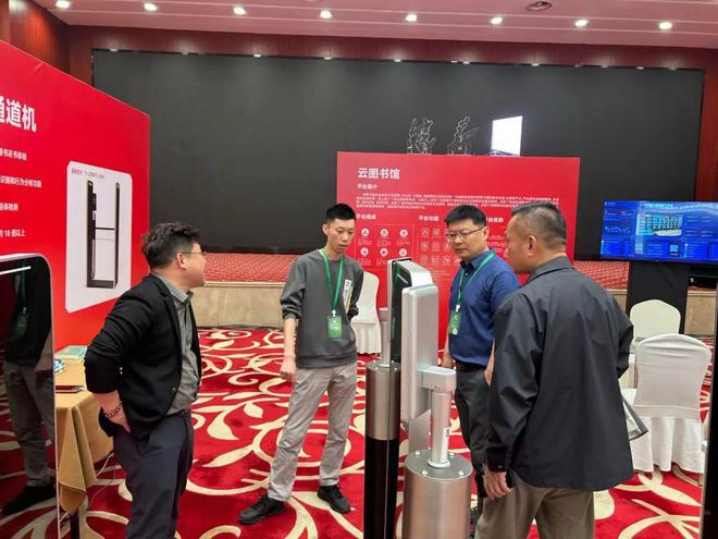 俩做的好事藏不住啦！任性大爷骑车不看灯撞车后淡定驶离！九游会j9登录【铜陵头条0414】铜陵周宇豪、凌子轩你(图9)