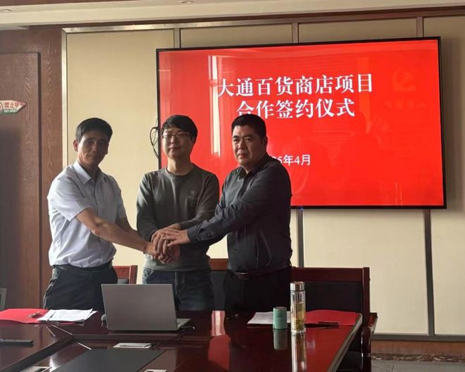俩做的好事藏不住啦！任性大爷骑车不看灯撞车后淡定驶离！九游会j9登录【铜陵头条0414】铜陵周宇豪、凌子轩你(图10)