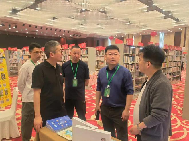 俩做的好事藏不住啦！任性大爷骑车不看灯撞车后淡定驶离！九游会j9登录【铜陵头条0414】铜陵周宇豪、凌子轩你(图15)