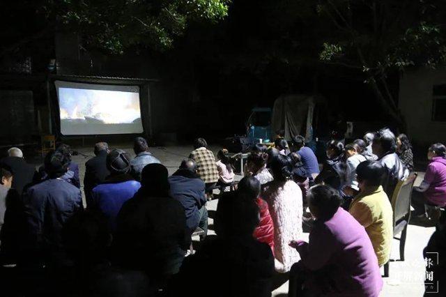 滇西乡村里的流动电影守夜人j9九游会登录云迹青年｜(图2)