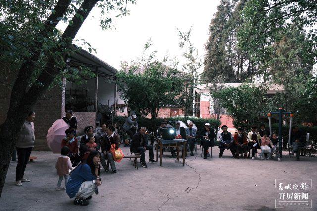 滇西乡村里的流动电影守夜人j9九游会登录云迹青年｜(图7)