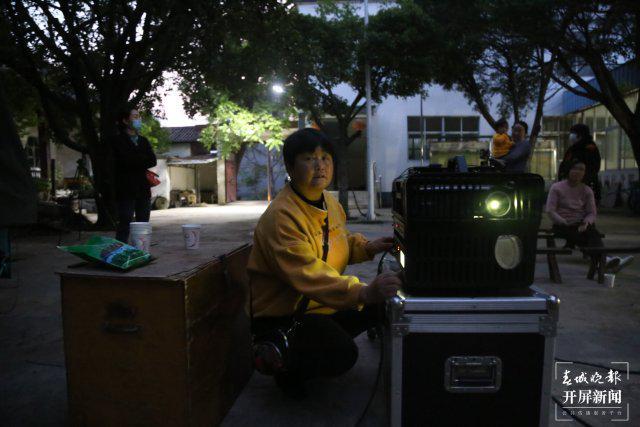 滇西乡村里的流动电影守夜人j9九游会登录云迹青年｜(图9)