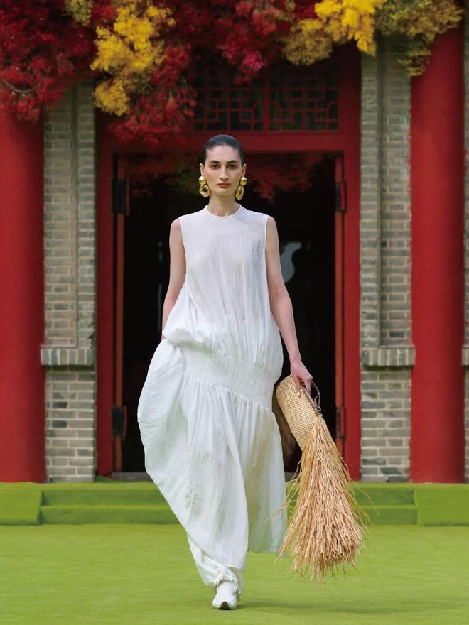 月的末尾要像鞠婧祎一样好事不断J9九游会本周时髦大事｜在四(图19)